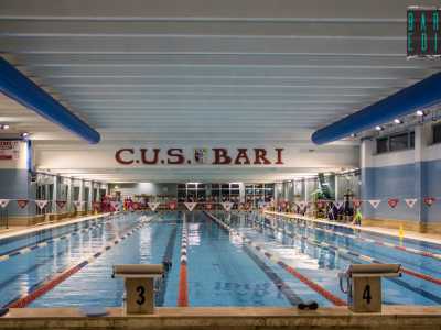 Andiamo ora a visitare la piscina interna. Torniamo indietro e, varcando una porta a vetri, ci immergiamo nel grande ambiente che ospita la pi� grande vasca coperta di tutta la Puglia